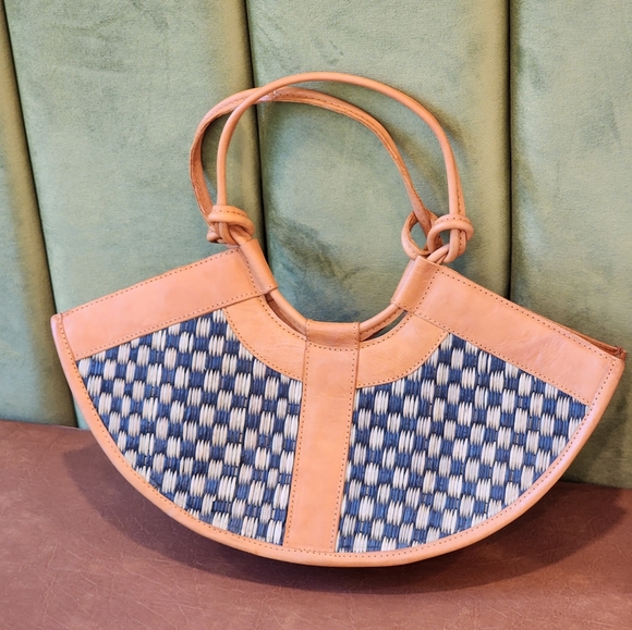 Street Level Elegant Women's Handmade Woven Sadie Straw & Leather Shoulder Bag - Picture 2 of 13